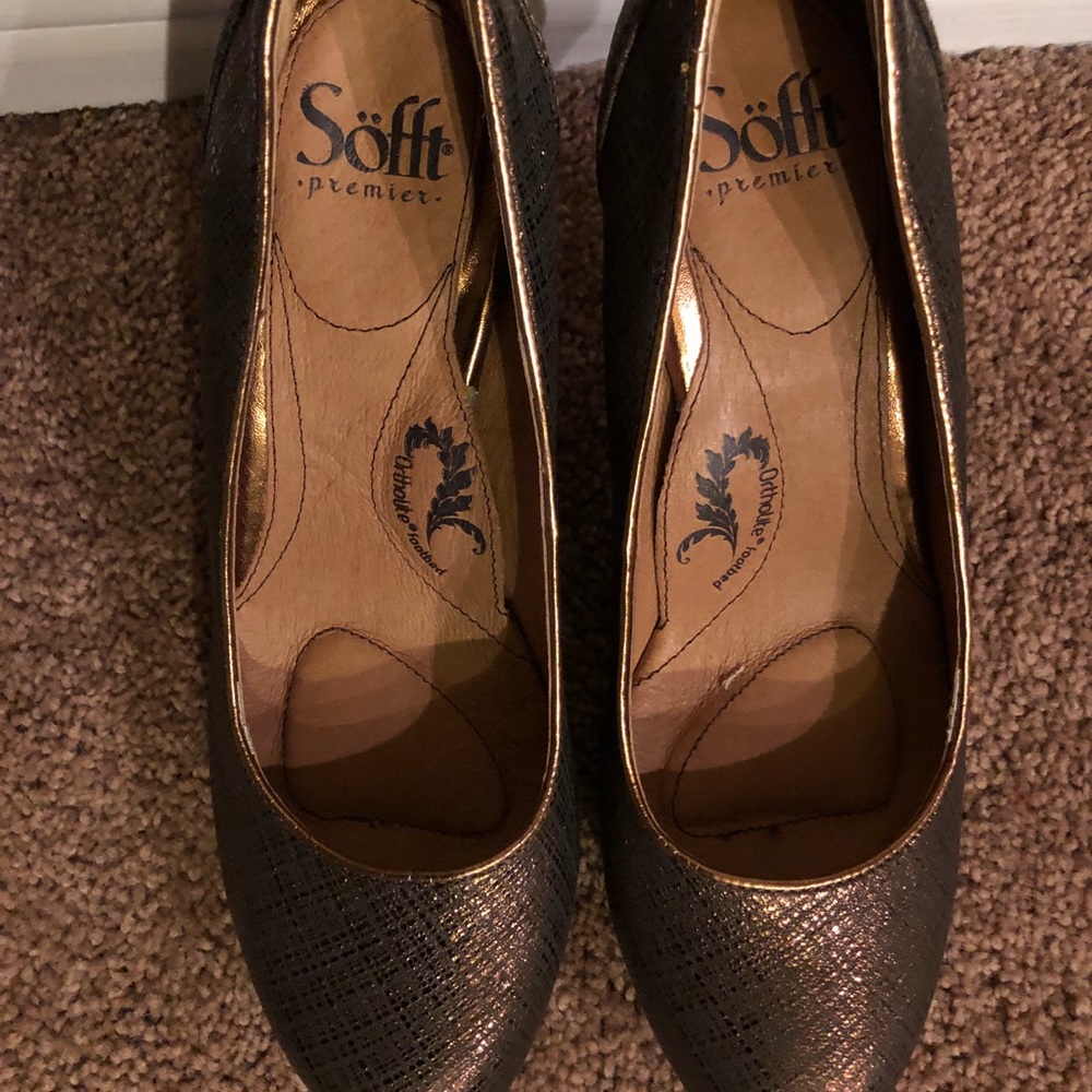 Ladies pumps by Sofft.